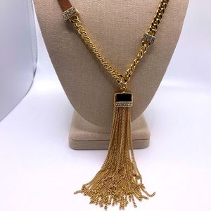 Beautiful bold gold tone necklace.